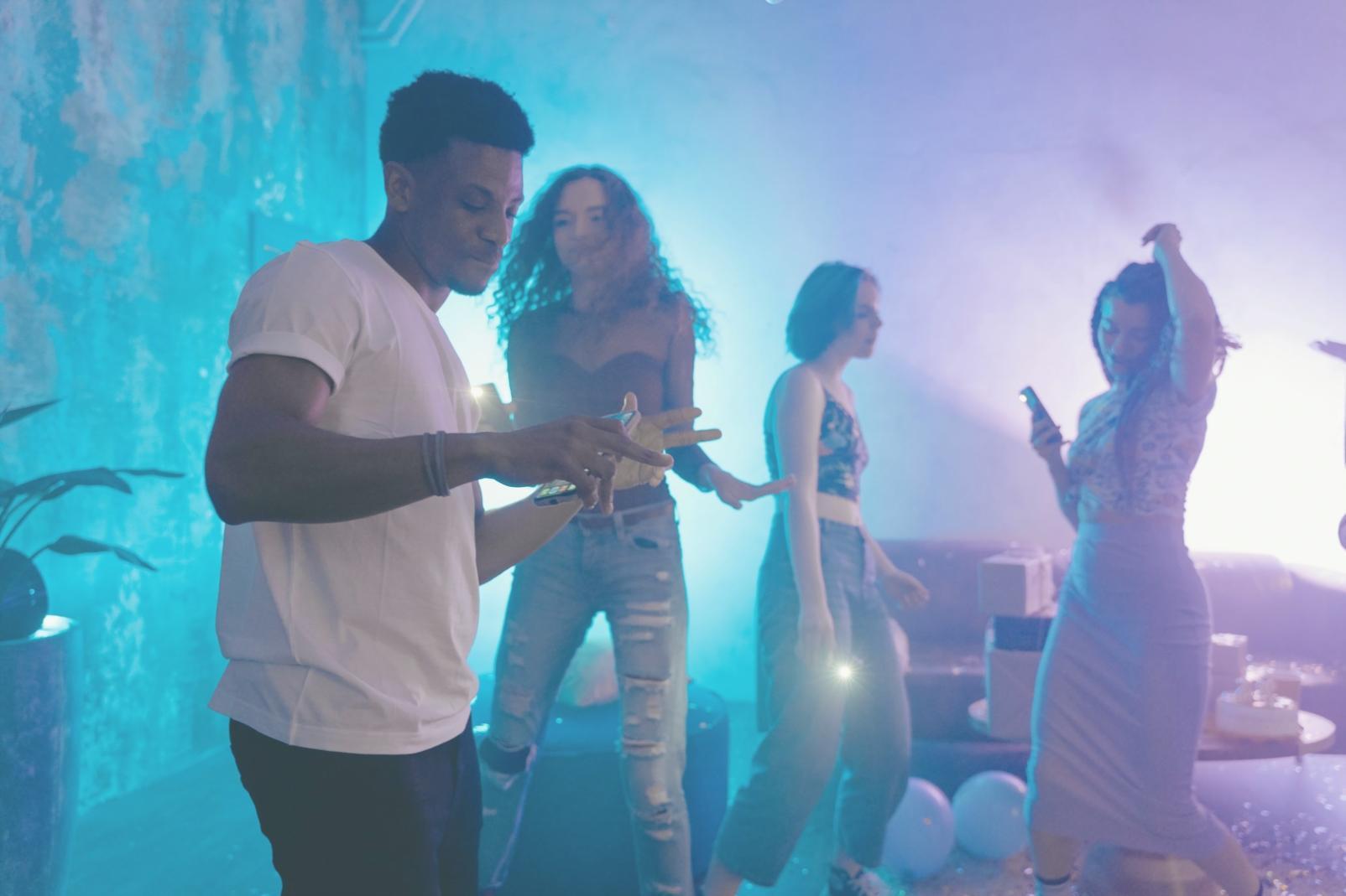 Interior del estudio con suelo de madera y ambiente luminoso natural